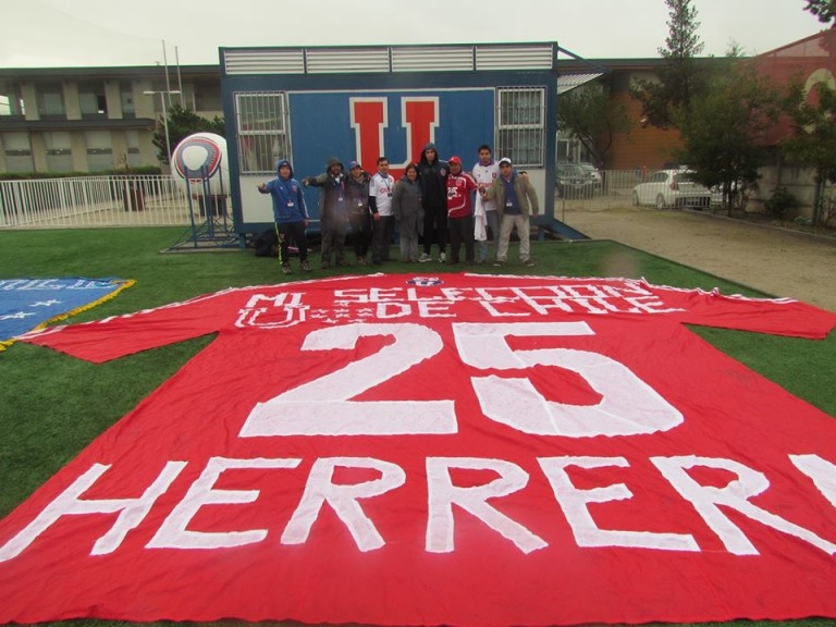 Johnny Herrera recibió un afectuoso regalo